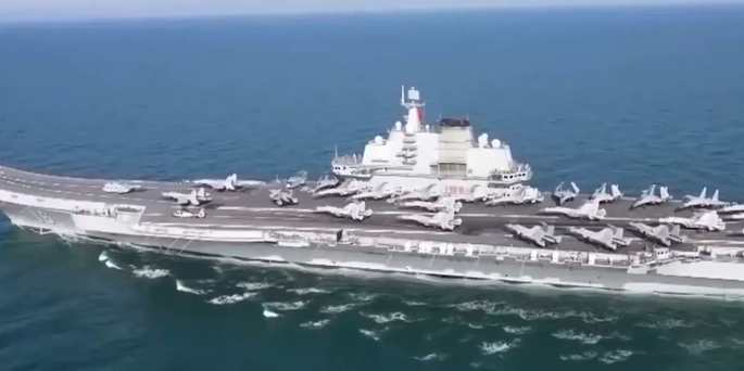【科普中国军事科技】舰载机是如何在舰面转弯的？