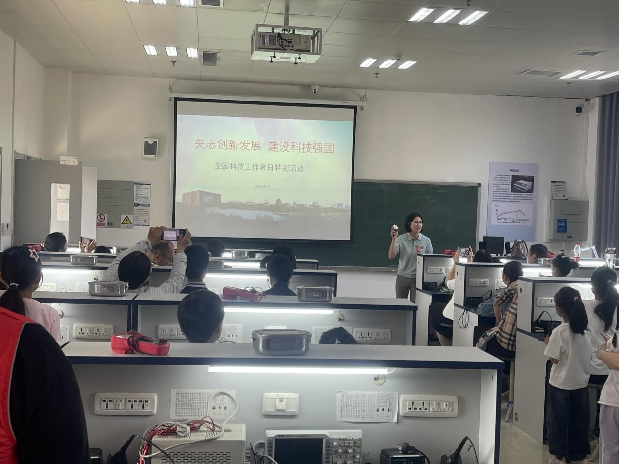莲池区科协在河北大学电子信息与智能制造科普教育基地开展“爱要大声说出来”声控流水灯亲子电路制作活动