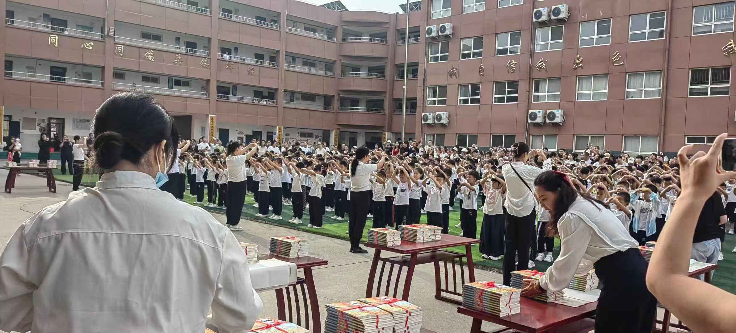 科技赋能传统“机器人”嘉宾亮相满城区东马小学开笔礼
